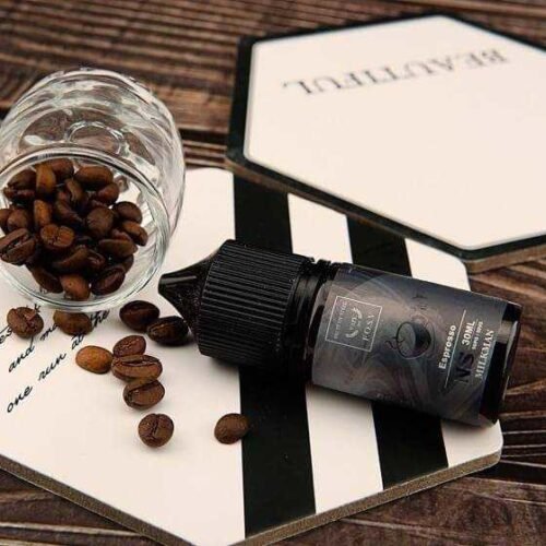 鋼鐵 【小煙油】美國原裝F.O.S.V 鋼鐵果30ml 30mg 藍莓葡萄哈密瓜 ... vapebishop.com https://vapebishop.com › 30ml油品專區 入口即是冰涼薄荷與藍莓濃郁的香氣,綜合了完美搭配的黑醋栗與桑葚,猶如身處原始森林採摘野果,接近大自然般的清爽,薄荷腦直接昇華所有元素,讓這罐果汁甜而不膩,香而不熏。